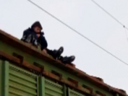 В Кропивницком током ударило подростка, который вылез на крышу вагона поезда