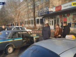 Обновлено: в Николаеве возле здания Ленинского райсуда убили супругов