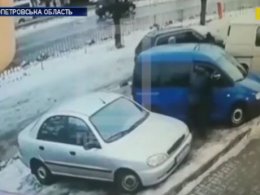 На Дніпропетровщині на очах десятків людей злочинці скоїли напад на чоловіка