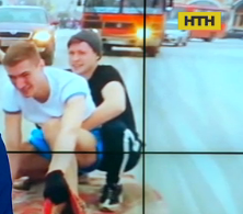 Двое парней катались на ковре по заснеженной дороге в России
