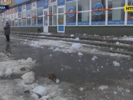 В Полтаве ледяная глыба упала на голову 6-летней девочке
