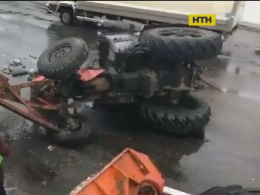 В Киеве грузовик снес с моста снегоуборочный  трактор