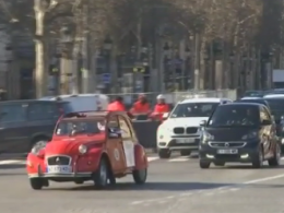 Парад ретромобілів провели в Парижі