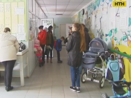 Больная корью школьница просидела час в очереди к врачу в Мелитополе