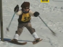 В Чехии устроили ретро соревнования на деревянных лыжах