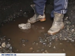 Огромная яма подвергает смертельной опасности людей на трассе Кривой Рог - Днепр