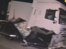 Смертельная авария в Киеве: Mercedes влетел в грузовик, водитель погиб