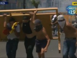 Сутички у Венесуелі: 4 людей загинули, 300 дістали поранень