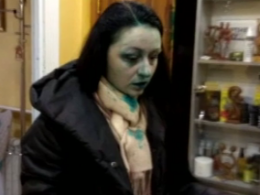 Неизвестный облил зеленкой косметолога в Днепропетровской области