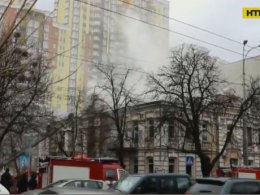 В Киеве уже третий раз только за неделю неизвестные поджигают историческое здание в центре города