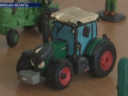 13-летний школьник с Волыни делает из пластилина мини-копии автомобилей