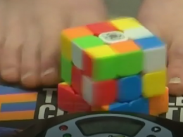 Американец ногами составил кубика-Рубика за 17 секунд