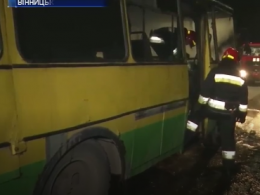 В Винницкой области посреди дороги загорелся автобус