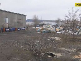 В Харькове просто рядом с домами обнаружили свалку с опасными отходами
