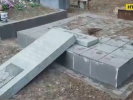 В Киеве ищут вандалов, которые разбили почти 20 могил на Лесном кладбище