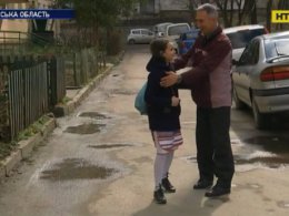 На Львовщине школьница нашла на улице барсетку с деньгами и все вернула владельцу