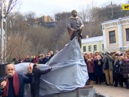На Андреевском спуске открыли памятник легендарному артисту Александру Вертинскому