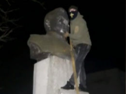 В Украине вандалы разрушают памятники героям Великой Отечественной войны
