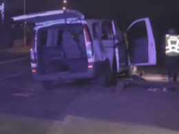 В Киеве микроавтобус влетел в отбойник