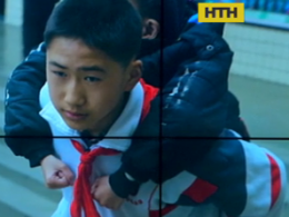 В Китае мальчик носит на спине в школу своего одноклассника