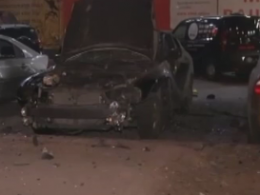В Киеве, на парковке супермаркета, взорвался автомобиль