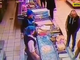 У Києві розшукують чоловіка, який завдав смертельного удару відвідувачу супермаркета