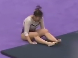 Американская гимнастка на соревнованиях сломала обе ноги