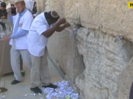 В Иерусалиме традиционно чистят Стену Плача