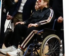 Елтон Джон опинився в інвалідному візку