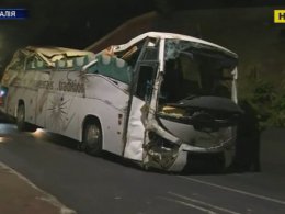 Автобус с туристами упал на крышу дома в Португалии