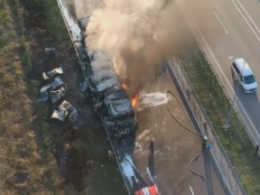 На трасі Київ-Харків просто під час руху загорілася вантажівка