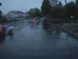 В Луцке легковушка на пешеходном переходе сбила мужчину с ребенком