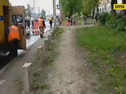 У Києві біля станції метро "Чернігівської" прорвало теплотрасу