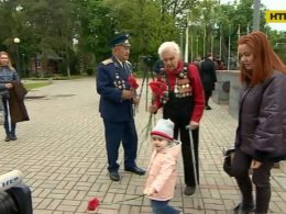 Люди в усіх куточках Києва не забували вітати ветеранів