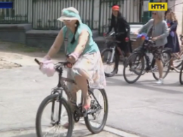 В Кропивницком устроили велопробег в платьях и на каблуках
