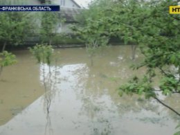 На Ивано-Франковщине вода перелилась через защитную дамбу и затопила село