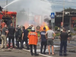 В Житомире из-за масштабного пожара на АЗС пострадали два человека
