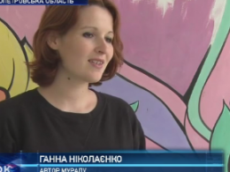 В Павлограді вагітна художниця створює мурал на стінах пологового будинку