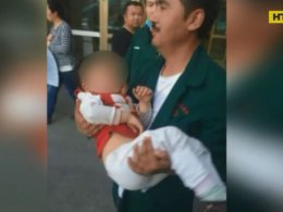 В Китае мужчина спас ребенка, выпавшего с 5 этажа