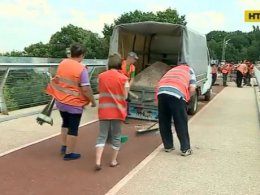 Три секции "стеклянного" моста в Киеве заменили