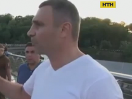 Захисну скло-плівку, яка тріснула на новому пішохідному мосту, замінять протягом доби