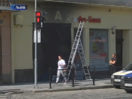 В центре Львова неизвестные подожгли отделение банка