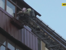 В Сумах пожарные спасли мать с детьми из горящей квартиры