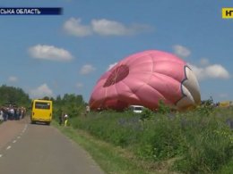 На Львівщині просто на очах людей із повітряної кулі випав чоловік