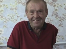 Чоловік, який втратив ноги та руку, створює та ремонтує техніку