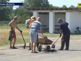 На Полтавщині селяни власноруч взялися латати ями на дорозі