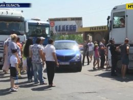 На подъезде к Одессе жители села блокируют движение грузовиков в порт