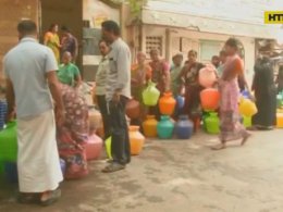 В индийском городе Ченнай людям выдают воду по жетонах