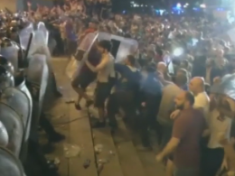 Во время силового разгона акции протеста у грузинского парламента поранено 250 человек