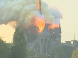 Причинами пожара в соборе Парижской Богоматери могли стать окурок или проблемы с электричеством
